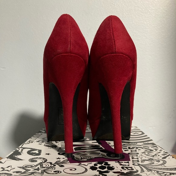 NWB - Brash Faux Suede Red Stiletto Pumps - Picture 3 of 5